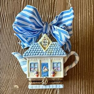 Mudpie blue and white ceramic jewelry trinket box “tearoom teapot” vintage 2001